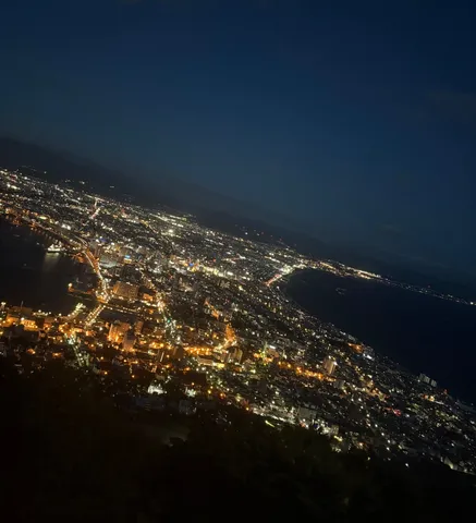 街の灯りが海を照らす夜景