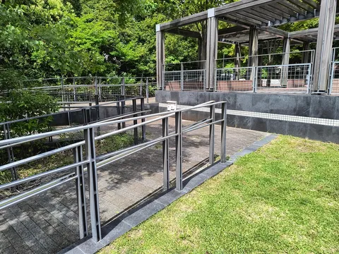公園のアクセシブルな小道