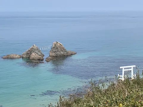 海に浮かぶ夫婦岩と鳥居