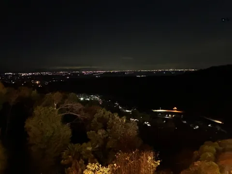 夜景の街明かりと静寂