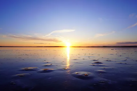 静寂の海に映る夕日