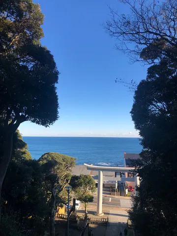 海辺の鳥居と静かな潮騒
