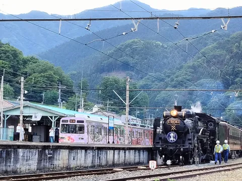 ノスタルジーを運ぶSLとカラフル列車