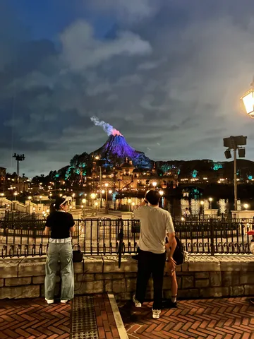 夜の噴火と灯りの風景