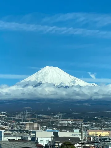 雲海にそびえる富士山、都会の風景
