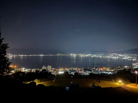 夜景と湖面の静かな光