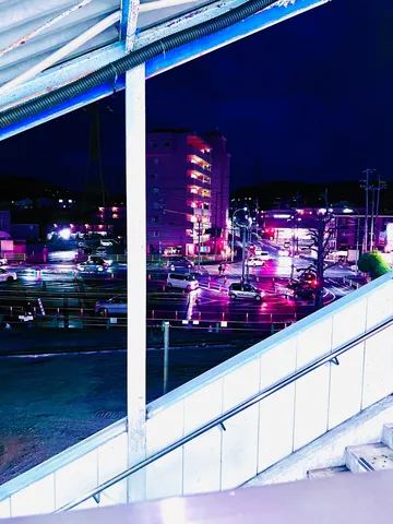 ネオンに照らされる夜の交差点