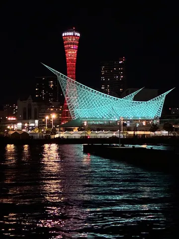 夜の港に浮かぶ青い帆