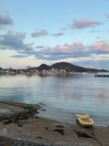 静寂の夕暮れ、黄色の小舟