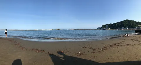 夏の海辺、穏やかな時間