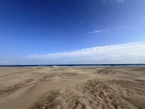 静かな砂浜の青い時間