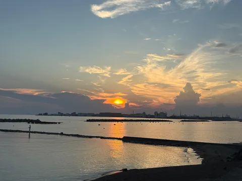 夕景の静かな港風景