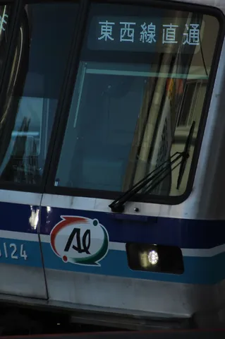電車もキメ顔、東西線