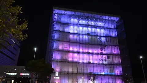 夜を染めるガラスの箱