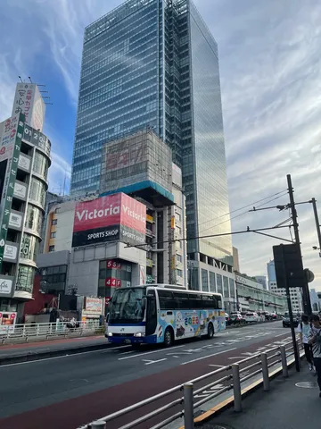空へ伸びる街と愛らしいバス