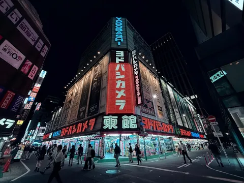 ネオンに浮かぶ夜の商店街