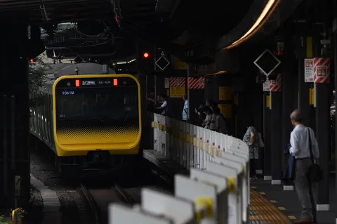都会の地下鉄、黄色い車両の静寂