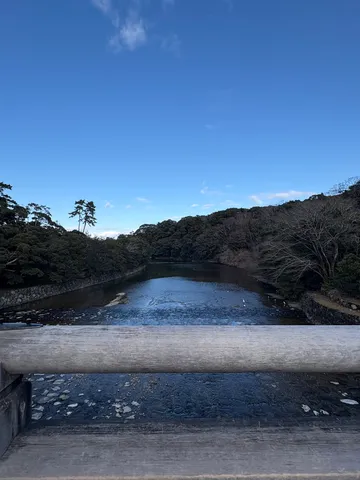 冬の澄んだ空と静かな川面