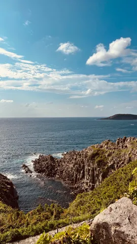 海と岩の静かな風景