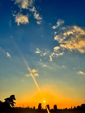 光芒と夕焼けのコントラスト