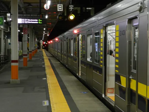 夜の駅、旅立ちの予感
