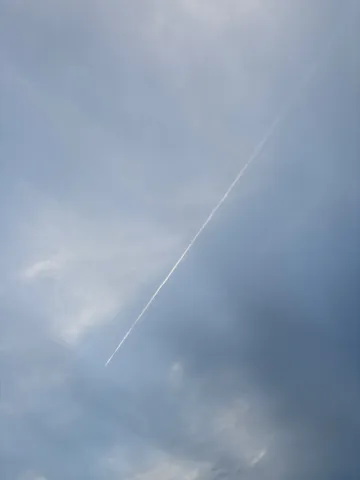 静寂の空に引かれた一本の線