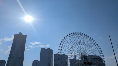 まばゆい空と大観覧車