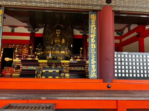 静寂を包む黄金の仏像