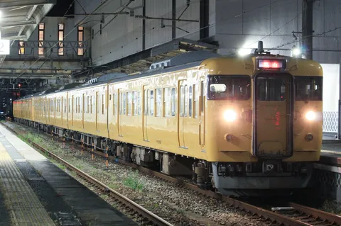 夜の駅に佇む、黄色い電車の物語