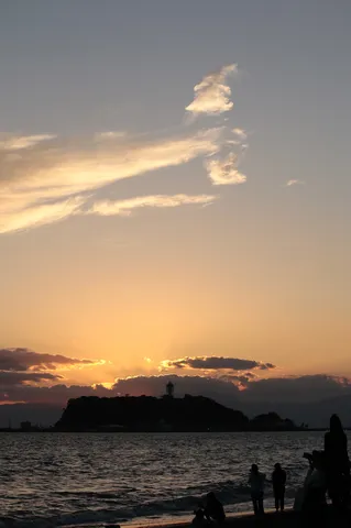 沈む夕日と静かな海辺