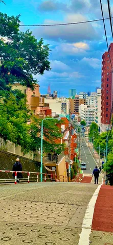 坂道と空の街並み