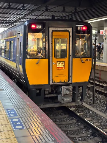 黄と鉄路の夜明け