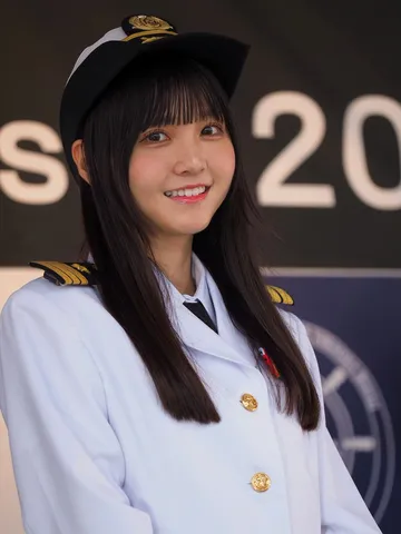 制服の笑顔、眩しい輝き
