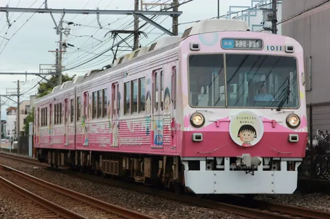 ピンクの電車が走る、夢のような風景