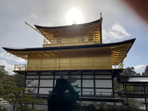 黄金に輝く寺院と空に舞う雪