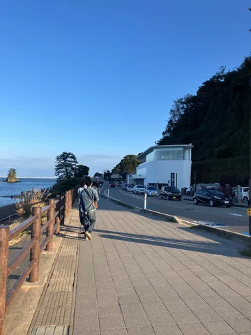 海辺の風と白い建物