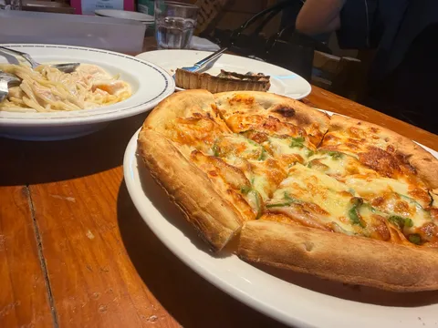 熱々ピザとパスタ、充実のランチタイム