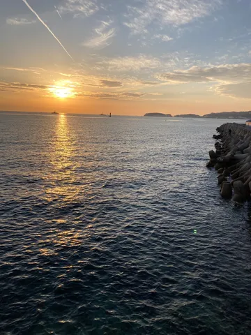 水平線に沈む夕日と穏やかな海