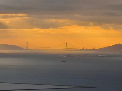 霧と夕焼けに浮かぶ橋