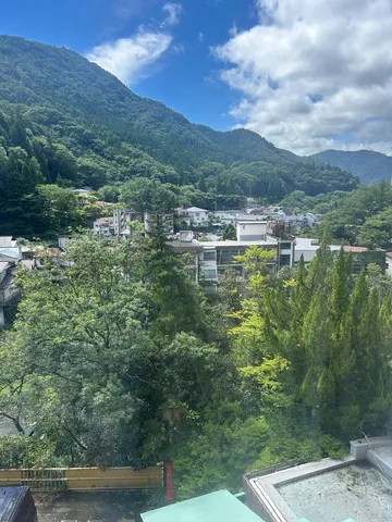 夏の風と山里の街景