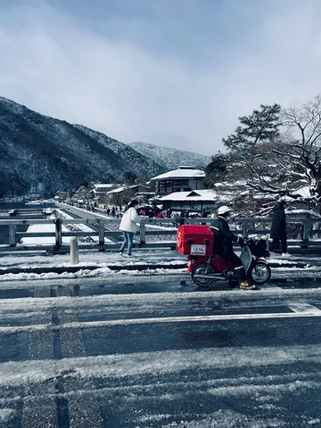 雪景色の渡し橋に響く日常