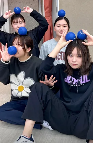 青いボールと遊びの瞬間