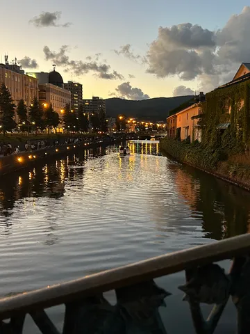夕暮れの水路と灯の影