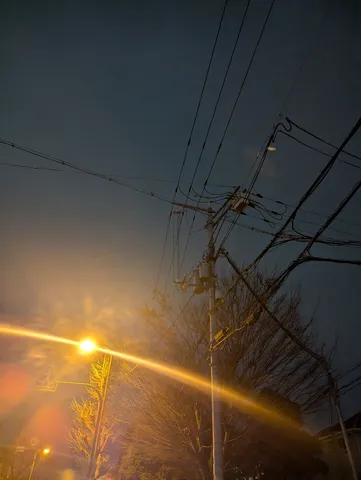 都会の夜、電線の風景
