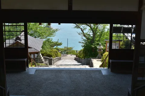 海へと続く古道、灯籠と緑のコントラスト