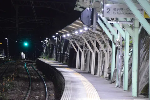 夜のホームに光る先