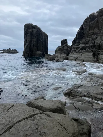 荒々しい岩肌と静かな波