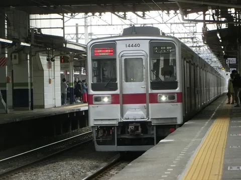 静かに佇む急行列車