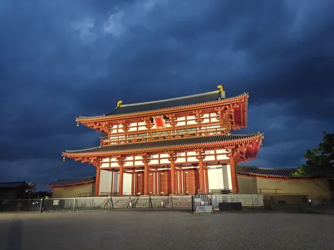 夜空に映える朱色の楼閣