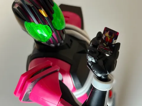 カードを掲げる仮面ライダー